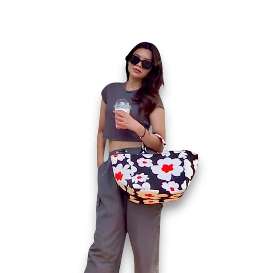 Stylish oversized Shopper Bag Daisy Pop with daisy print, paired with a relaxed streetwear look.