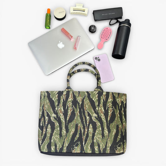 Green camouflage-patterned handbag with laptop & everyday essentials. Roomy, comfortable wearing.