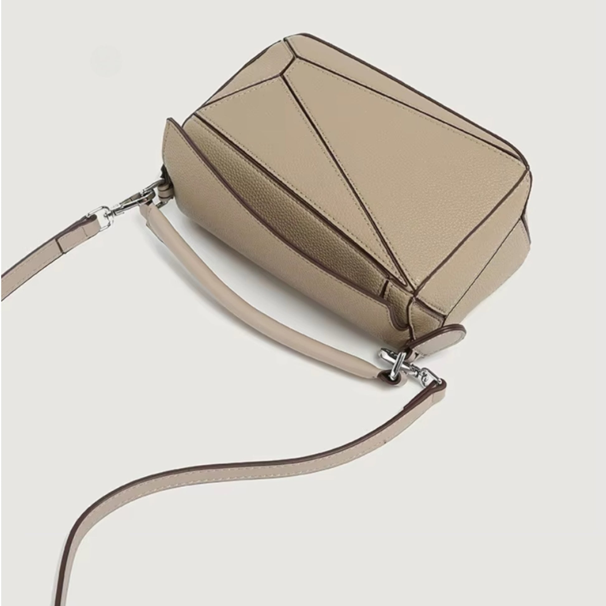 A geometric crossbody bag in beige vegan leather, spacious yet compact. Ideal for everyday shoulder bag.